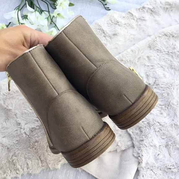 Tan ankle zipper boots - Picture 6 of 8